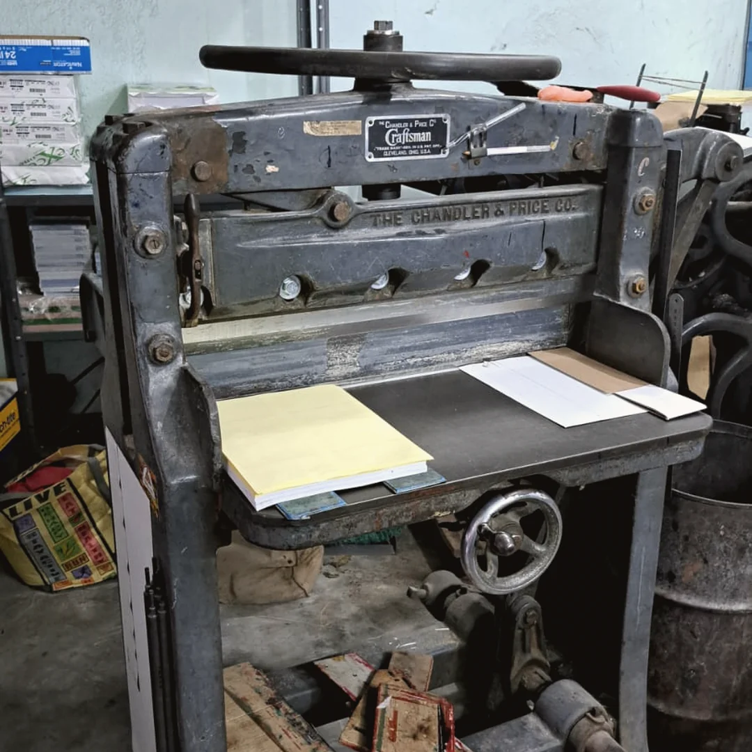 Papelería, etiquetas y sellos en el taller de Imprenta Roma